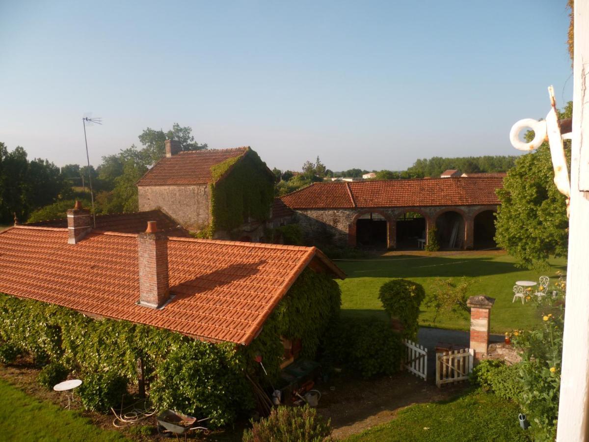 Le Logis Bed & Breakfast Les Pineaux Exterior photo